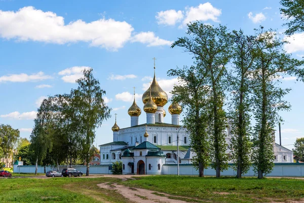 Воскресенский монастырь в Угличе. Золотое кольцо России. Воскресенский монастырь в летний день . — стоковое фото