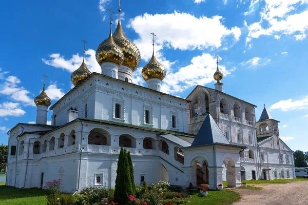 Monasterio de la resurrección en Uglich. Anillo de oro de Rusia. Voskresensky monasterio en el día de verano . — Foto de Stock