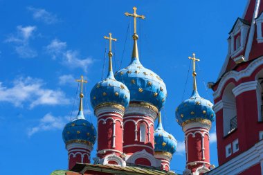 Kan üzerindeki St Dmitry Kilisesi'nin Kubbeleri. Volga kıyısında güzel Ortodoks Kilisesi, Kremlin Uglich, Rusya.
