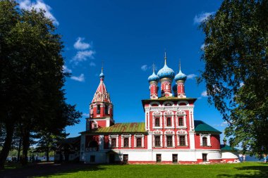 Uglich, Rusya - 11 Ağustos 2018 : St Dmitry Kilisesi Kan üzerine. Volga kıyısında güzel Ortodoks Kilisesi, Kremlin Uglich, Rusya.