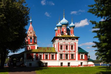 Uglich, Rusya - 11 Ağustos 2018 : St Dmitry Kilisesi Kan üzerine. Volga kıyısında güzel Ortodoks Kilisesi, Kremlin Uglich, Rusya.
