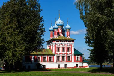 Uglich, Rusya - 11 Ağustos 2018 : St Dmitry Kilisesi Kan üzerine. Volga kıyısında güzel Ortodoks Kilisesi, Kremlin Uglich, Rusya.