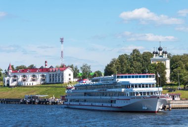 Uglich, Rusya - 11 Ağustos 2018 : Güneşli bir yaz gününde Uglich iskelesindeki yolcu gemilerinin panoramik görünümü