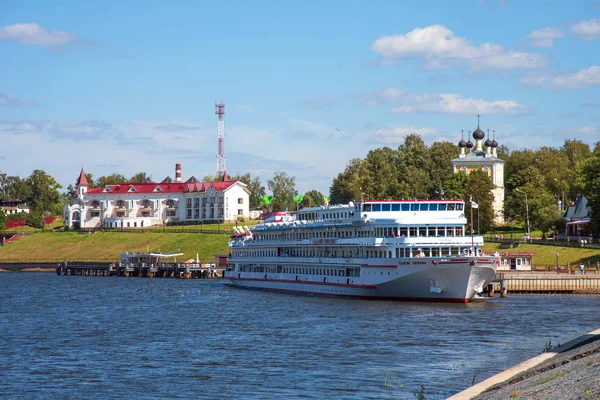 Uglich, Rusko-11. srpna 2018: panoramatický výhled na výletní lodě na molu Uglich za slunného letního dne — Stock fotografie