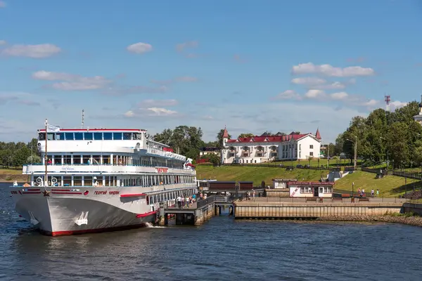Uglich, Rusya - 11 Ağustos 2018 : Güneşli bir yaz gününde Uglich iskelesindeki yolcu gemilerinin panoramik görünümü