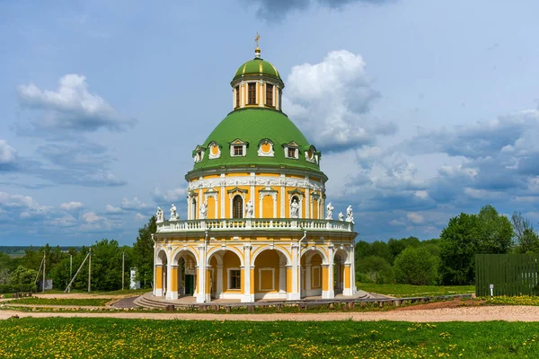 Iglesia de la Natividad de la Virgen en Podmoklovo, Rusia . — Foto de Stock
