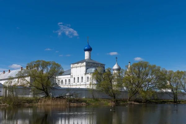 Panoramiczny widok na klasztor Troitse-Danilov w Pereslavl-Zalessky, Rosja. Złoty pierścień Rosji. — Zdjęcie stockowe