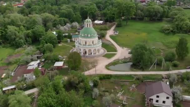 俄罗斯波德莫克洛沃圣母诞生教堂 春天的顶视图 — 图库视频影像
