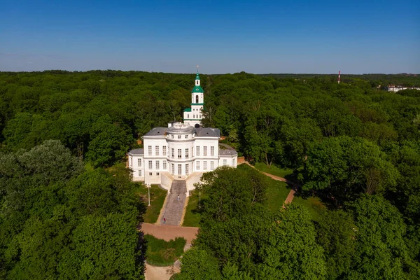 Panoramisch uitzicht op paleis Bogoroditsk en Park in Bogoroditsk, regio Tula. — Stockfoto