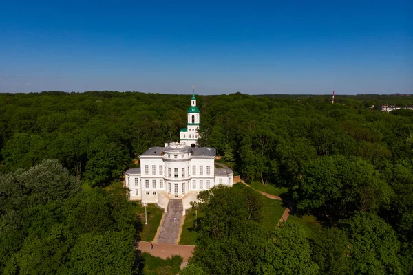 Panoramisch uitzicht op paleis Bogoroditsk en Park in Bogoroditsk, regio Tula. — Stockfoto