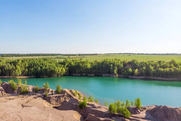 Vista aérea de colinas pitorescas e lagos azuis em Konduki, região de Tula, Rússia. Pedreira turquesa em Romantsevo . — Fotografia de Stock