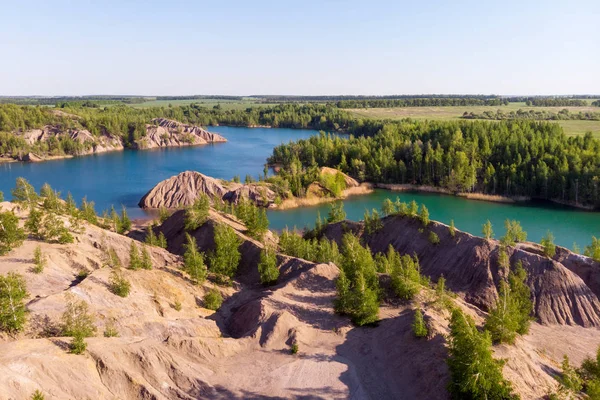 Vista aérea de colinas pitorescas e lagos azuis em Konduki, região de Tula, Rússia. Pedreira turquesa em Romantsevo . — Fotografia de Stock