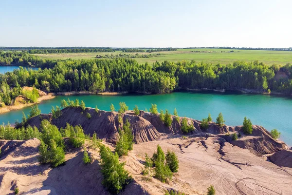 Vista aérea de colinas pitorescas e lagos azuis em Konduki, região de Tula, Rússia. Pedreira turquesa em Romantsevo . — Fotografia de Stock