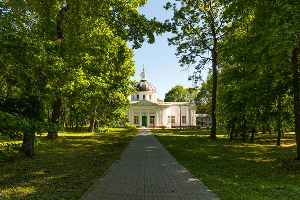 Church in Bogoroditsk Park in Bogoroditsk, Tula region. — Stock Photo, Image