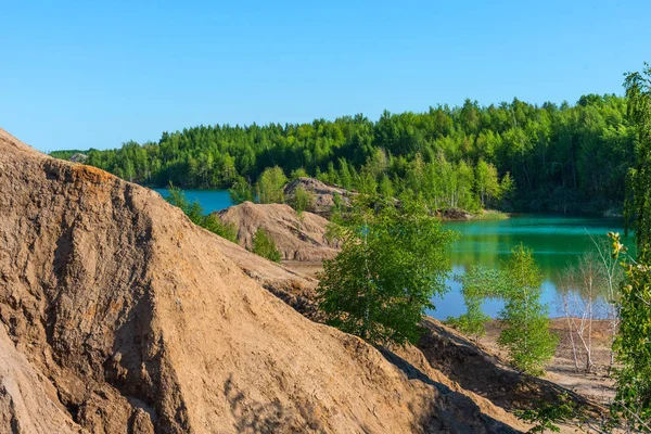 Aerial view of picturesque hills and blue lakes in Konduki, Tula region, Russia. Turquoise quarry in Romantsevo. — Stock Photo, Image