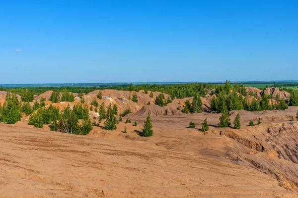 콘두키, 툴라 지역, 러시아에서 그림 같은 언덕과 푸른 호수의 공중 보기. 로만트세보의 청록색 채석장. — 스톡 사진