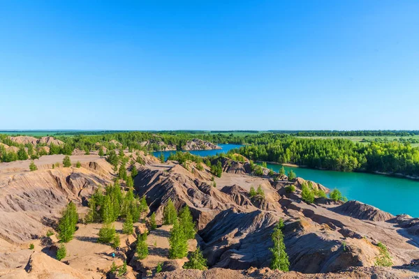 Aerial view of picturesque hills and blue lakes in Konduki, Tula region, Russia. Turquoise quarry in Romantsevo. — Stock Photo, Image