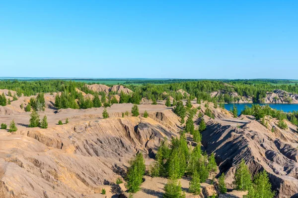 Aerial view of picturesque hills and blue lakes in Konduki, Tula region, Russia. Turquoise quarry in Romantsevo. — Stock Photo, Image