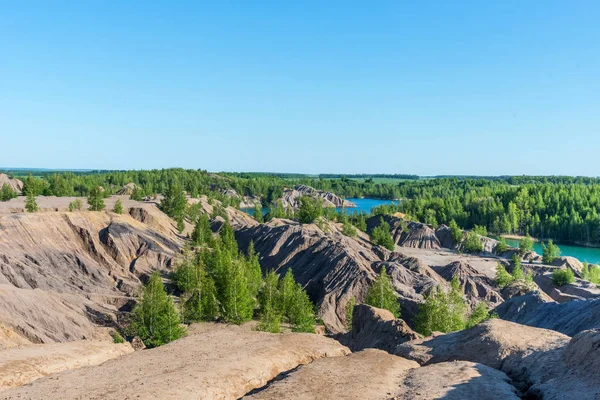 Flygvy över pittoreska kullar och blå sjöar i Konduki, Tula-regionen, Ryssland. Turkos stenbrott i Romantsevo. — Stockfoto