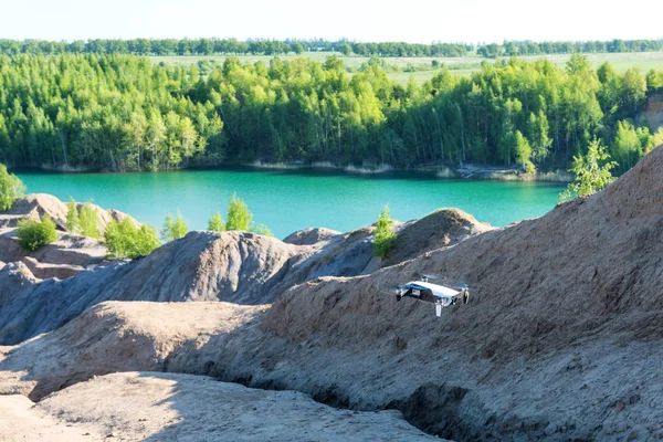Flygvy över pittoreska kullar och blå sjöar i Konduki, Tula-regionen, Ryssland. Turkos stenbrott i Romantsevo. — Stockfoto