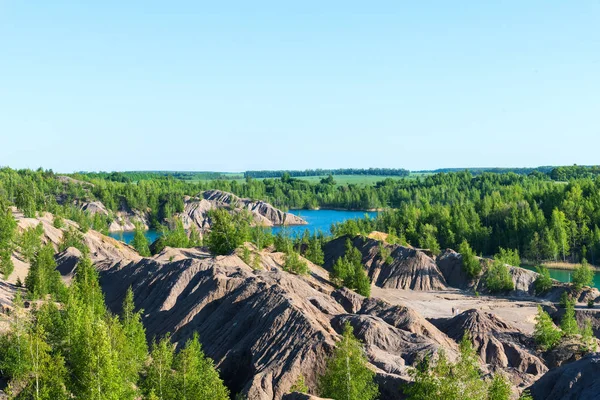 Vista aérea de pintorescas colinas y lagos azules en Konduki, región de Tula, Rusia. Cantera de turquesa en Romantsevo . —  Fotos de Stock