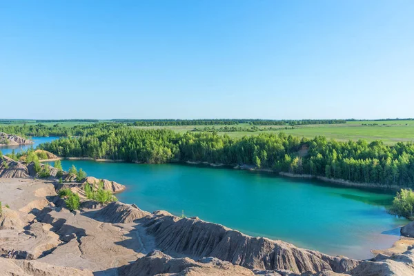 콘두키, 툴라 지역, 러시아에서 그림 같은 언덕과 푸른 호수의 공중 보기. 로만트세보의 청록색 채석장. — 스톡 사진
