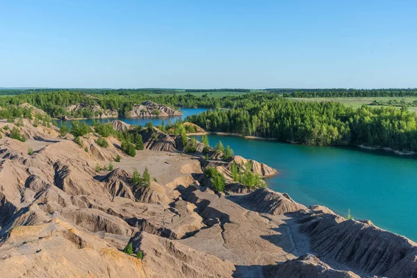 Aerial view of picturesque hills and blue lakes in Konduki, Tula region, Russia. Turquoise quarry in Romantsevo. — Stock Photo, Image