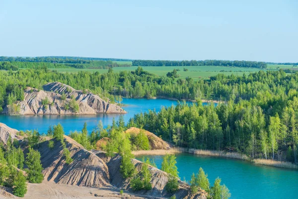 Vista aérea de colinas pitorescas e lagos azuis em Konduki, região de Tula, Rússia. Pedreira turquesa em Romantsevo . — Fotografia de Stock