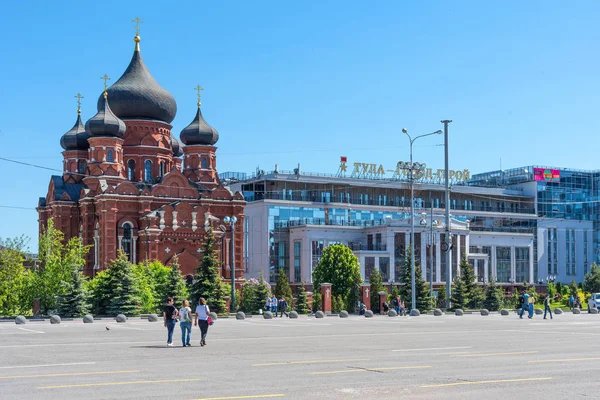 Tula, Rússia: 28 de maio de 2019: Bela vista da Catedral da Santa Assunção e do Palácio de Casamentos n Tula, Rússia . — Fotografia de Stock