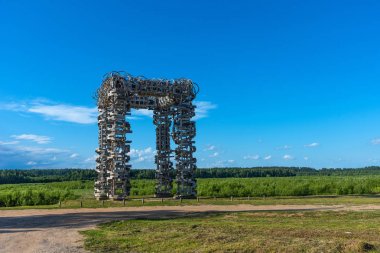 Beyaz Kapı'nın panoramik manzarası. Sanat Parkı Nikola Lenivets ahşap heykel. Kaluga Bölgesi'ndeki Milli Park, Rusya Federasyonu.