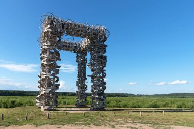 Beyaz Kapı'nın panoramik üst görünümü. Sanat Parkı Nikola Lenivets ahşap heykel. Kaluga Bölgesi'ndeki Milli Park, Rusya Federasyonu.