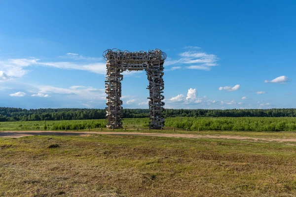 Beyaz Kapı'nın panoramik manzarası. Sanat Parkı Nikola Lenivets ahşap heykel. Kaluga Bölgesi'ndeki Milli Park, Rusya Federasyonu.