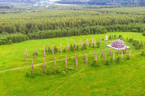 Universal Mind Panoramik üst görünümü . Sanat Parkı Nikola Lenivets ahşap heykel. Kaluga Bölgesi'ndeki Milli Park, Rusya Federasyonu.