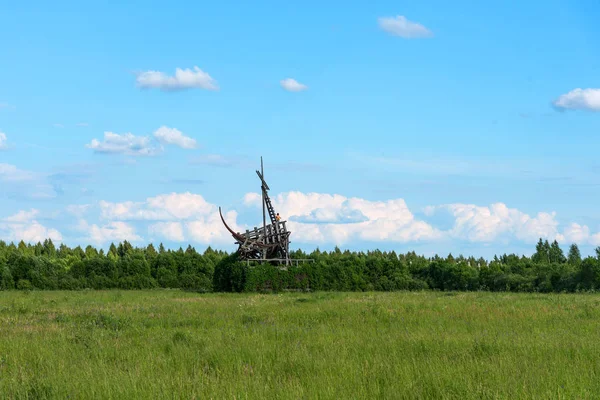 Nikola-Lenivets, Rosja-2 czerwca 2019: panoramiczny widok pozłacany Byk. Rzeźba z drewna w parku sztuki Nikola Lenivets. Park Narodowy w: Kaługa region, Russia. — Zdjęcie stockowe