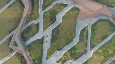 Moskova, Rusya - 31 Mayıs 2019: Park Tiufielieva Roshcha'nın Moskova'daki pitoresk havadan görünümü, Rusya. Moskova'nın güneyindeki Park Zilart. Drone'dan panoramik manzara.