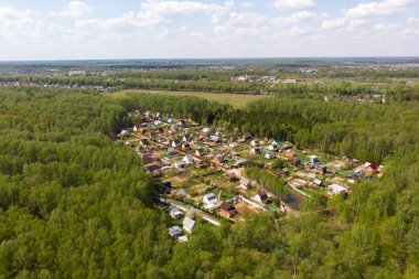 Bir bahar gününde yazlık evlerde drone havadan görünümü. Rusya'da tipik yazlık evler. Drone'dan bahar panoramik görünümü.