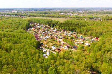 Bir bahar gününde yazlık evlerde drone havadan görünümü. Rusya'da tipik yazlık evler. Drone'dan bahar panoramik görünümü.