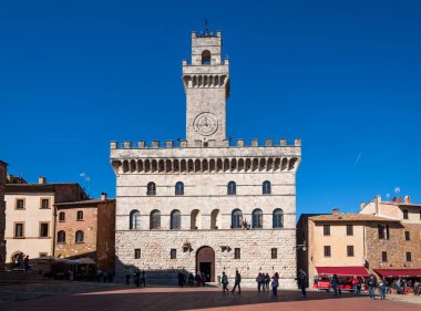 Montepulciano, İtalya - 14 Ekim 2017: Pitoresk ortaçağ ve Rönesans tepe kasabasında Ortak Saray Palazzo Comunale ile ana meydan Piazza Grande, İtalya