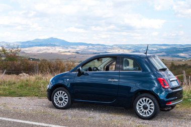 Toskana, İtalya - 12 Ekim 2017: Fiat 500'ün yeni sürümü Toskana'nın arka plan kırsal alanına park edilmiş.