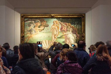 Floransa, İtalya - 13 Kasım 2016: Ziyaretçiler Floransa, İtalya'daki Uffizi galerisinde fotoğraf çekiyor