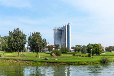 Minsk, Beyaz Rusya Cumhuriyeti. - 8 Eylül 2018: Minsk, Belarus Cumhuriyeti'ndeki Hotel Belarus'un panoramik görünümü.