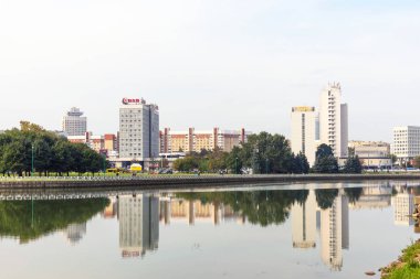 Minsk, Beyaz Rusya - 9 Eylül 2018: Minsk, Beyaz Rusya'nın tarihi merkezinin panoramik manzarası. Set Svisloch Nehri manzarası.