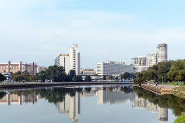 Minsk, Beyaz Rusya - 9 Eylül 2018: Minsk, Beyaz Rusya'nın tarihi merkezinin panoramik manzarası. Set Svisloch Nehri manzarası.