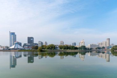Minsk, Beyaz Rusya - 9 Eylül 2018: Minsk, Beyaz Rusya'nın tarihi merkezinin panoramik manzarası. Set Svisloch Nehri manzarası.