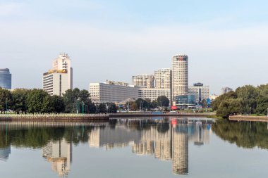 Minsk, Beyaz Rusya - 9 Eylül 2018: Minsk, Beyaz Rusya'nın tarihi merkezinin panoramik manzarası. Set Svisloch Nehri manzarası.
