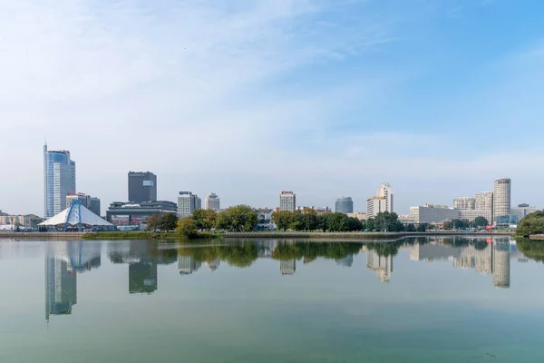 MINSK, BELARUS - 9 de setembro de 2018: Vista panorâmica do centro histórico de Minsk, Bielorrússia. Uma vista do dique Rio Svisloch . — Fotografia de Stock