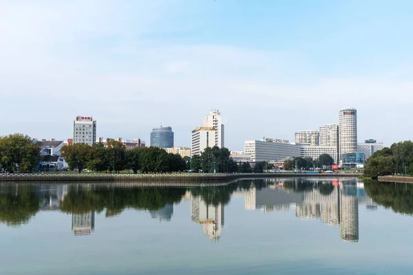 MINSK, BELARUS - 9 de setembro de 2018: Vista panorâmica do centro histórico de Minsk, Bielorrússia. Uma vista do dique Rio Svisloch . — Fotografia de Stock