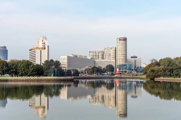 Minsk, Vitryssland-september 9, 2018: panoramautsikt över den historiska centrum av Minsk, Vitryssland. Utsikt över flod vallen Svisloch. — Stockfoto