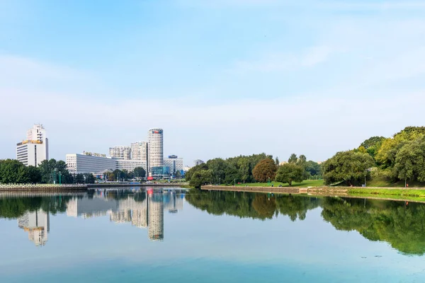 MINSK, BELARUS - 9 de setembro de 2018: Vista panorâmica do centro histórico de Minsk, Bielorrússia. Uma vista do dique Rio Svisloch . — Fotografia de Stock