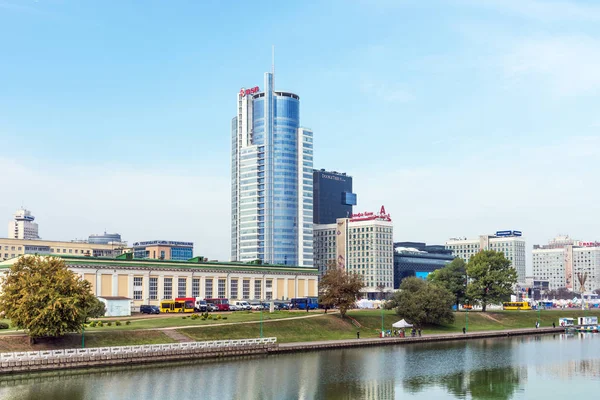 MINSK, BELARUS - 9 de setembro de 2018: Vista panorâmica do centro histórico de Minsk, Bielorrússia. Uma vista do dique Rio Svisloch . — Fotografia de Stock